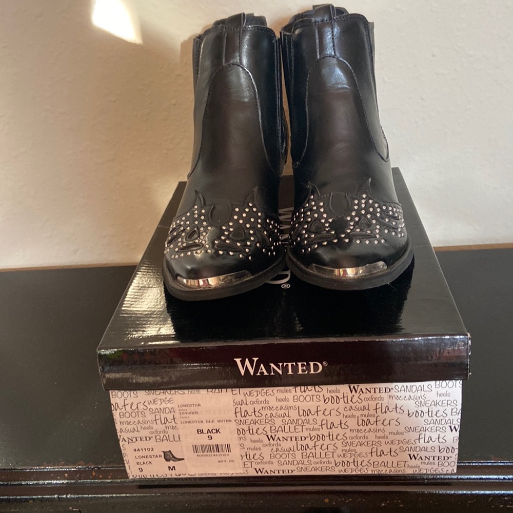 Ankle boots. Black leather. Size 9. Wanted brand. New